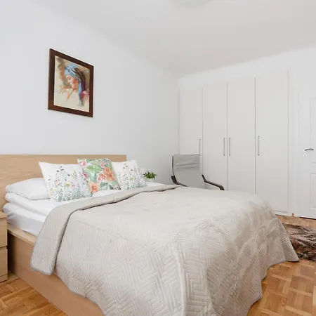 Family For 8 People In Close To The Park By Renters アパート