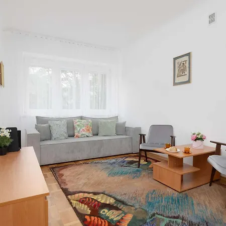 Family For 8 People In Close To The Park By Renters ワルシャワ