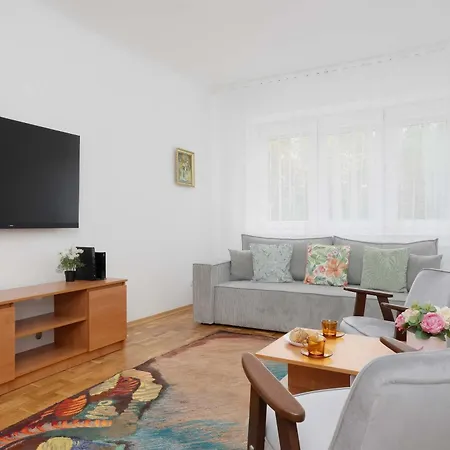 Family For 8 People In Close To The Park By Renters ワルシャワ