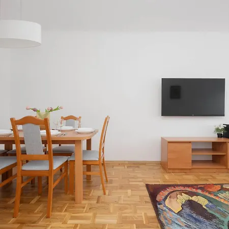 アパート Family For 8 People In Close To The Park By Renters ワルシャワ