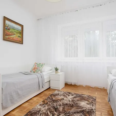 Family For 8 People In Close To The Park By Renters * ワルシャワ