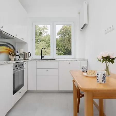 アパート Family For 8 People In Close To The Park By Renters ワルシャワ