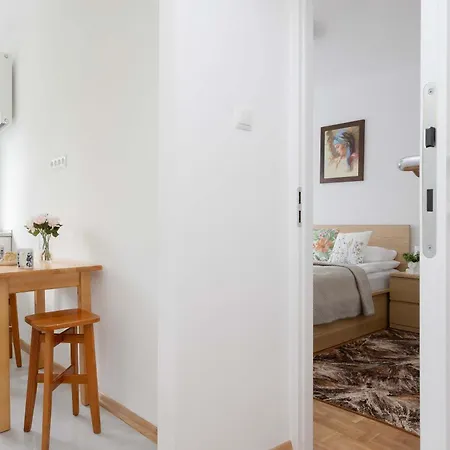 Family For 8 People In Close To The Park By Renters * ワルシャワ